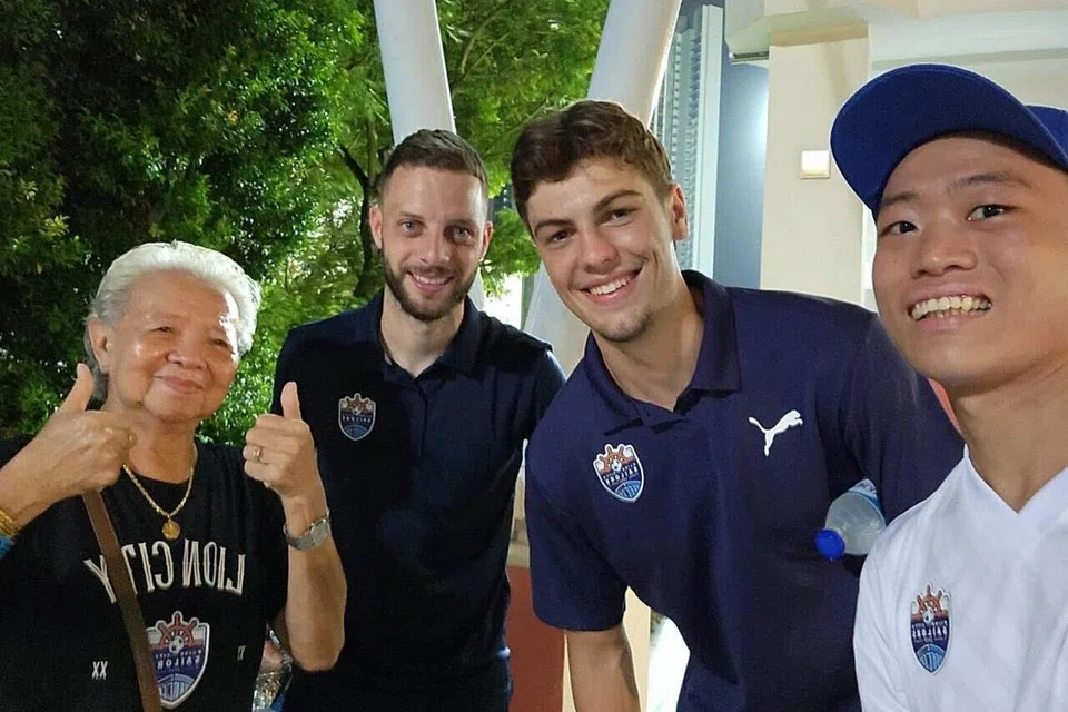 (Dari kiri) Cik Ng Song King atau dikenali sebagai ‘Auntie Ng’ bersama pemain Sailors, Bart Ramselaar, Obren Kljajic dan cucunya, Quek Han Yew.