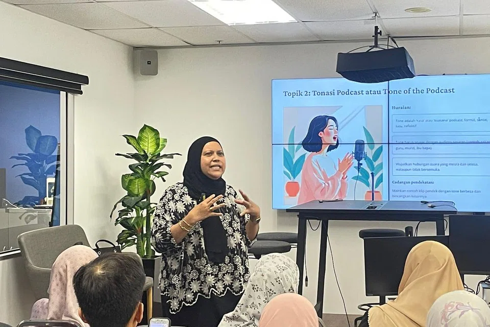 Penggiat teater terkenal Singapura, Cik Aidli ‘Alin’ Mosbit, sewaktu mengendalikan Bengkel Podcast di studio Berita Harian di Toa Payoh pada 1 Ogos, dari 2.30 hingga 6 petang.