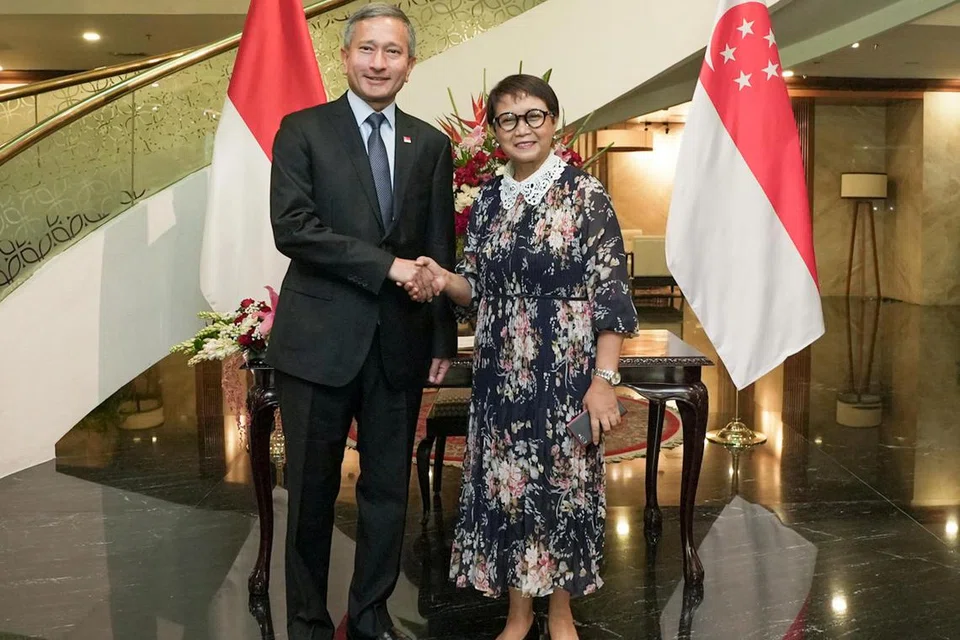 Menteri Ehwal Luar, Dr Vivian Balakrishnan (kiri), bertemu rakan sejawatannya, Cik Retno Marsudi.