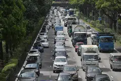 CUKAI DINAIKKAN: Kadar cukai petrol akan dinaikkan sebanyak 15 sen seliter bagi petrol premium dan 10 sen seliter bagi petrol pertengahan sebagai sebahagian usaha Singapura menjadi lebih hijau dan mampan, namun pemerintah akan memperuntukkan $113 juta untuk menyediakan rebat bagi memudahkan peralihan ini. - Foto BH oleh ALPHONSUS CHERN
