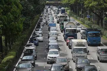 CUKAI DINAIKKAN: Kadar cukai petrol akan dinaikkan sebanyak 15 sen seliter bagi petrol premium dan 10 sen seliter bagi petrol pertengahan sebagai sebahagian usaha Singapura menjadi lebih hijau dan mampan, namun pemerintah akan memperuntukkan $113 juta untuk menyediakan rebat bagi memudahkan peralihan ini. - Foto BH oleh ALPHONSUS CHERN