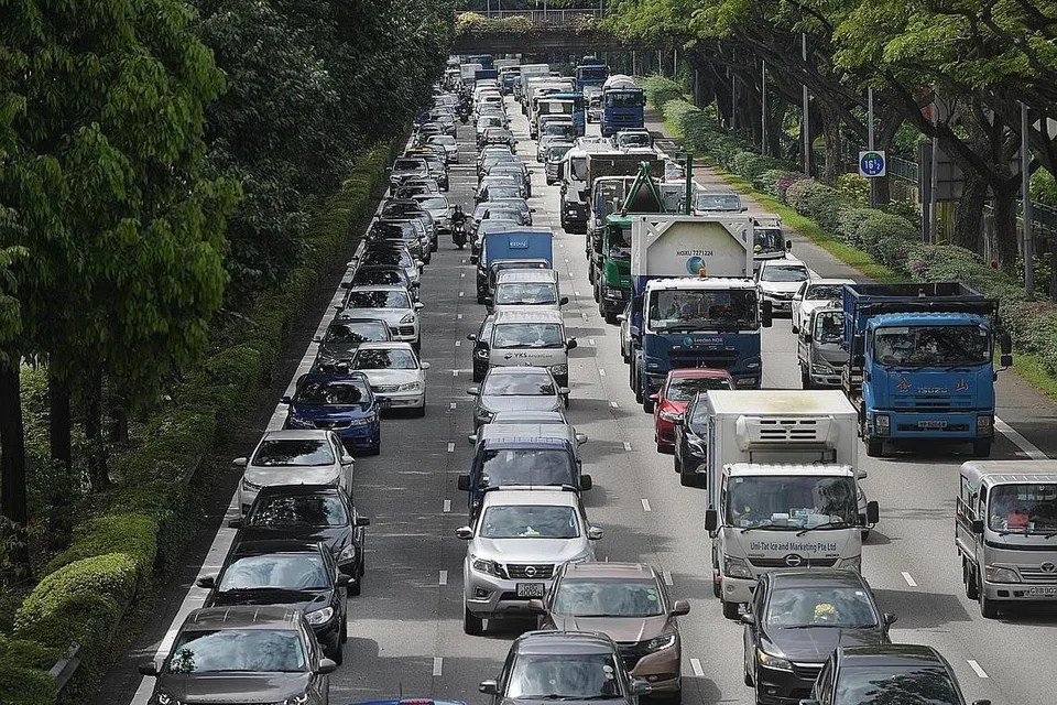 CUKAI DINAIKKAN: Kadar cukai petrol akan dinaikkan sebanyak 15 sen seliter bagi petrol premium dan 10 sen seliter bagi petrol pertengahan sebagai sebahagian usaha Singapura menjadi lebih hijau dan mampan, namun pemerintah akan memperuntukkan $113 juta untuk menyediakan rebat bagi memudahkan peralihan ini. - Foto BH oleh ALPHONSUS CHERN