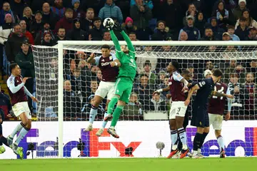 Penjaga gol Juventus, Michele di Gregorio (baju hijau), mengasari bek tengah Aston Villa, Diego Carlos, ketika beliau cuba menangkap bola. Pemain tengah Aston Villa, Morgan Rogers (kiri), kemudian menjaringkan gol apabila bola terjatuh kepadanya tetapi gol itu dibatalkan.