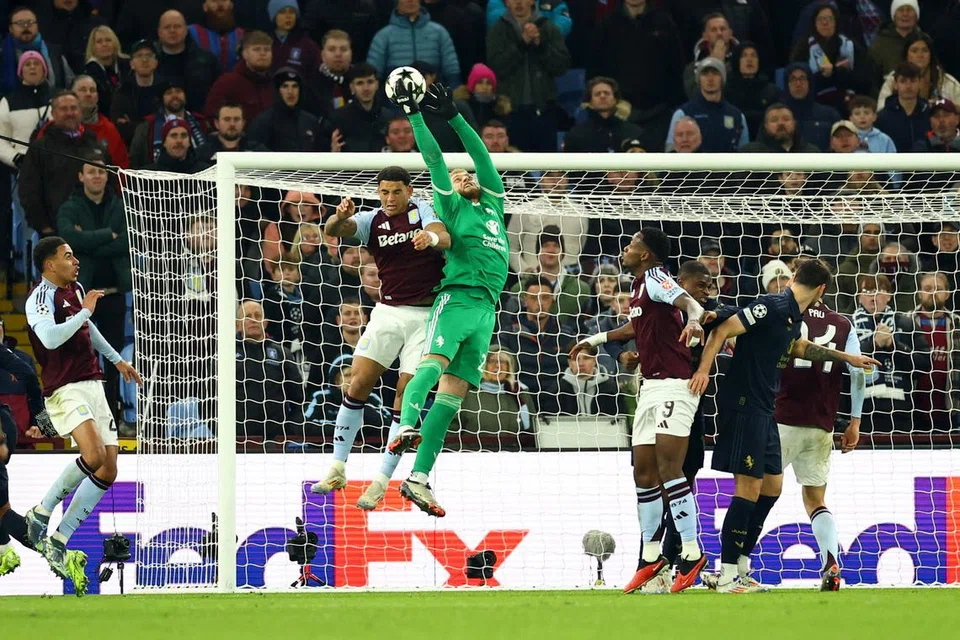 Penjaga gol Juventus, Michele di Gregorio (baju hijau), mengasari bek tengah Aston Villa, Diego Carlos, ketika beliau cuba menangkap bola. Pemain tengah Aston Villa, Morgan Rogers (kiri), kemudian menjaringkan gol apabila bola terjatuh kepadanya tetapi gol itu dibatalkan.