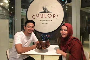PERKENAL YANG BARU: Selebriti pasangan suami isteri Syarif dan Malaque Mahdaly akan membawa paf krim yang dikenali sebagai 'Puff Bombs' ke bazar Geylang Serai Ramadan ini. - Foto CHULOP! BY THE SYARIFS