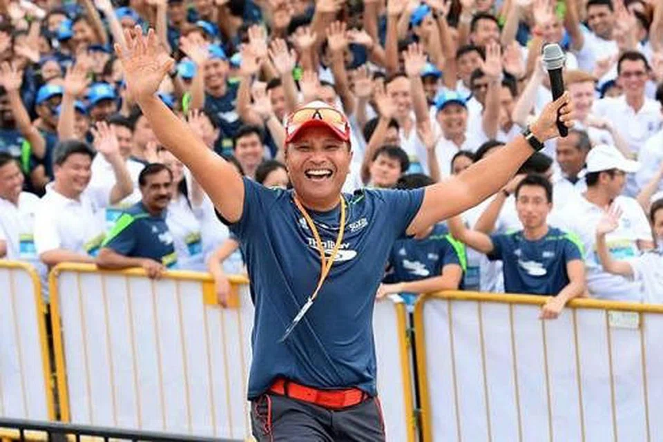 JIWA MASYARAKAT: Encik Rosman Sarpani atau lebih dikenali sebagai Ross dalam kalangan pelanggannya suka bertemu pelbagai lapisan masyarakat di sesi-sesi maraton seperti larian amal SGX Bull Charge (foto atas). Beliau juga terdorong menyertai larian maraton bahkan berjaya menurunkan berat badannya sebanyak lapan kilogram setelah beranikan diri ikut serta berlari dan dipengaruhi semangat positif beberapa peserta yang kini teman karibnya. - Foto ihsan ROSMAN SARPANI dan TUKIMAN WARJI