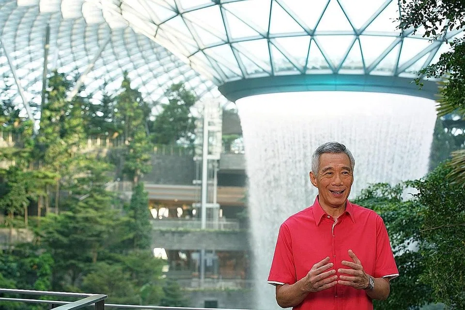 Yakini kemampuan S'pura atasi cabaran: Amanat Hari Kebangsaan PM Lee: - AMANAT HARI KEBANGSAAN DARI JEWEL LAPANGAN TERBANG CHANGI: PM Lee menekankan dalam Amanat Hari Kebangsaan yang disampaikan beliau bahawa kemampuan Singapura mengatasi cabaran telah terbukti dalam sejarah negara ini. - Foto MCI