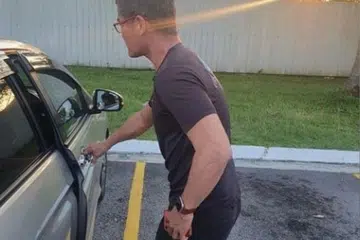 Dalam satu hantaran di Facebook yang dikongsi secara meluas menyaksikan seorang pemandu kereta berdaftar Singapura cuba menambah petrol RON95 selepas menukar plat keretanya dengan plat Malaysia.