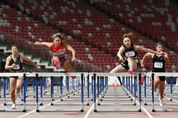 Final 100 meter berpagar wanita di Kejohanan Balapan dan Padang Terbuka Singapura pada 15 April menyaksikan (dari kiri) Ivy Liu dari Hong Kong; Kerstin Ong dari Singapura; Lau Tsz Yan dari Hong Kong; dan Jelly Dianne Paragile dari Filipina.