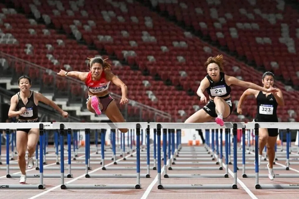 Final 100 meter berpagar wanita di Kejohanan Balapan dan Padang Terbuka Singapura pada 15 April menyaksikan (dari kiri) Ivy Liu dari Hong Kong; Kerstin Ong dari Singapura; Lau Tsz Yan dari Hong Kong; dan Jelly Dianne Paragile dari Filipina.