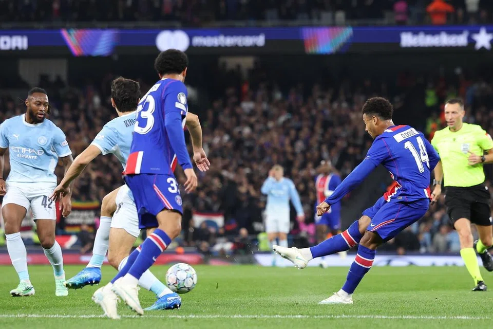 Penyerang PSG, Desire Doue (kanan), menjaringkan gol pertama pasukannya ketika menentang Manchester City.
