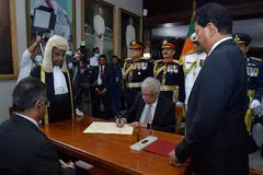 PRESIDEN BARU: Encik Ranil Wickremesinghe semasa di majlis mengangkat sumpah sebagai presiden baru Sri Lanka yang turut disaksikan Ketua Hakim Negara, Encik Jayantha Jayasuriya di Parlimen kelmarin. - Foto REUTERS