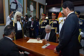 PRESIDEN BARU: Encik Ranil Wickremesinghe semasa di majlis mengangkat sumpah sebagai presiden baru Sri Lanka yang turut disaksikan Ketua Hakim Negara, Encik Jayantha Jayasuriya di Parlimen kelmarin. - Foto REUTERS