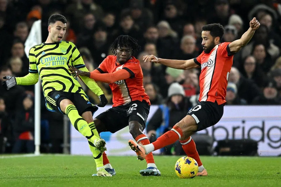 PERLAWANAN SENGIT: Walaupun perlawanan antara Arsenal dengan Luton Town bermula dengan rentak perlahan, ia berubah menjadi perlawanan yang menghiburkan. Gol pemain sayap Arsenal, Gabriel Martinelli (kiri), merubah rentak permainan.