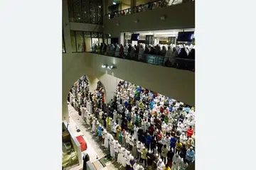MALAM PERTAMA: Orang ramai membanjiri Masjid Al-Islah untuk mengerjakan tarawih pertama di masjid baru itu Rabu lalu. - Foto-foto TUKIMAN WARJI 