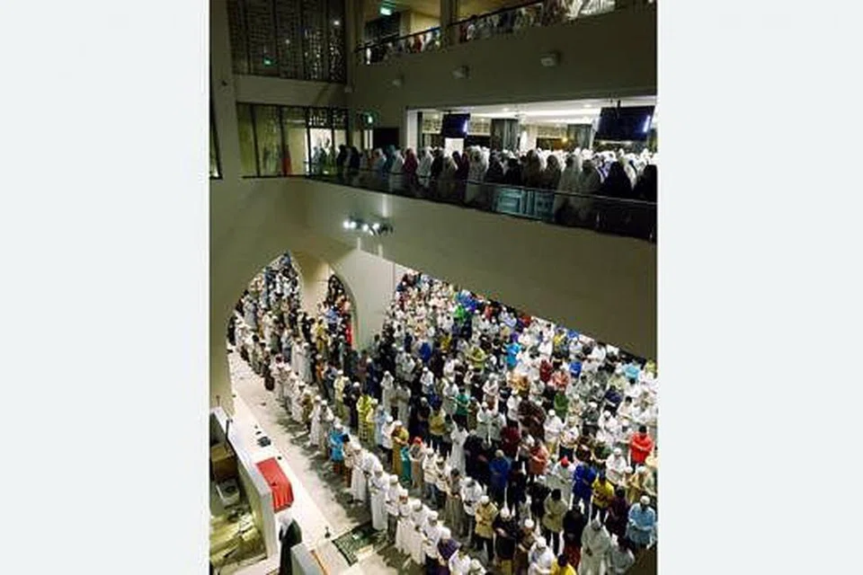 MALAM PERTAMA: Orang ramai membanjiri Masjid Al-Islah untuk mengerjakan tarawih pertama di masjid baru itu Rabu lalu. - Foto-foto TUKIMAN WARJI 