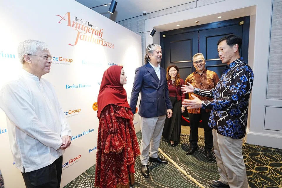 Tetamu terhormat Anugerah Jauhari 2024, Menteri Kesihatan, Encik Ong Ye Kung (kanan), beramah mesra dengan penerima Anugerah Jauhari 2024, Cef Akmal Anuar (tiga dari kiri) dan penerima Anugerah Jauhari Harapan 2024, Cik Zulayqha Zulkifli (dua dari kiri). Turut bersama ialah Ketua Pegawai Eksekutif (CEO) SPH Media, Encik Chan Yeng Kit (kiri), Editor BH, Encik Nazry Mokhtar (dua dari kanan), dan Pengurus Besar Yayasan FairPrice, Cik Jean Khong (tiga dari kanan).