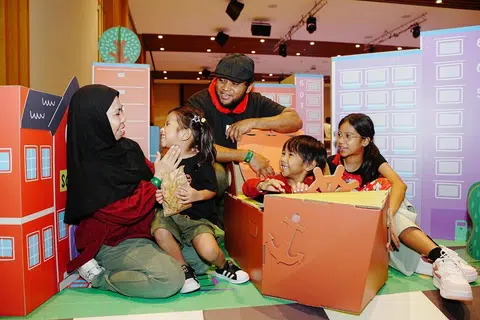 Keluarga Cik Norasma’ (kiri) mengalu-alukan Pek PlayFULL yang baharu pada Julai nanti.