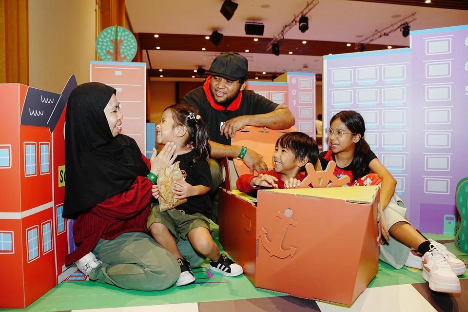 Keluarga Cik Norasma’ (kiri) mengalu-alukan Pek PlayFULL yang baharu pada Julai nanti.