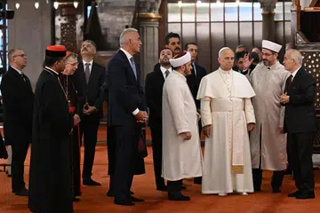 Paus Leo XIV (tengah) melawat Masjid Sultan Ahmed, atau lebih dikenali sebagai Masjid Biru, di Istanbul, Turkey, pada 29 November. 