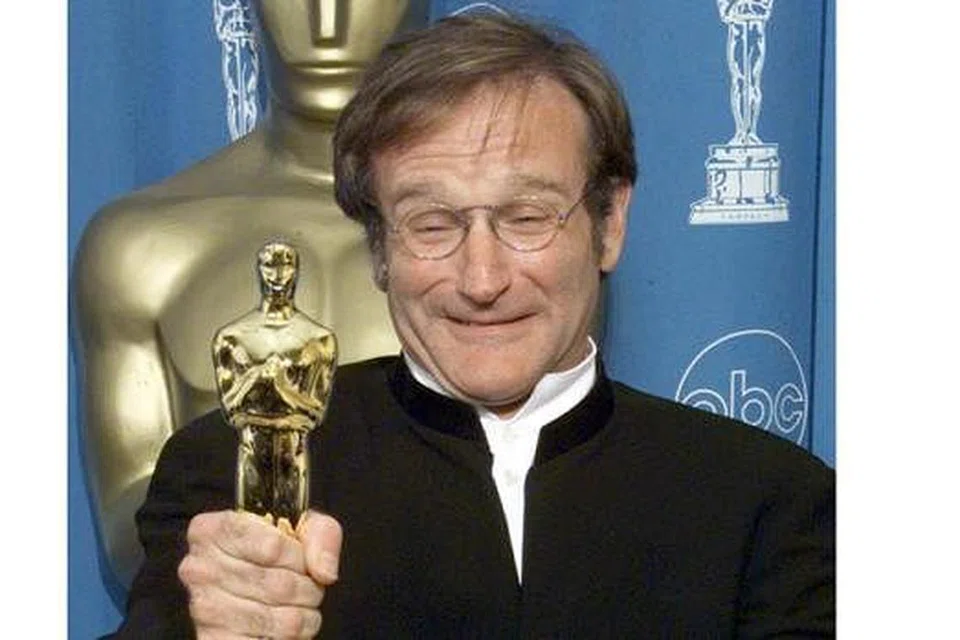 TIADA LAGI GELAK TAWA: Pelakon komedi tersohor, Robin Williams, yang dikenali menerusi filem-filem seperti Good Morning Vietnam dan Mrs Doubtfire, telah meninggal dunia pada usia 63 tahun. Gambar menunjukkan mendiang memenangi anugerah Oscar sebagai pelakon pembantu terbaik dalam filem Goodwill Hunting pada 1998. - Foto AFP