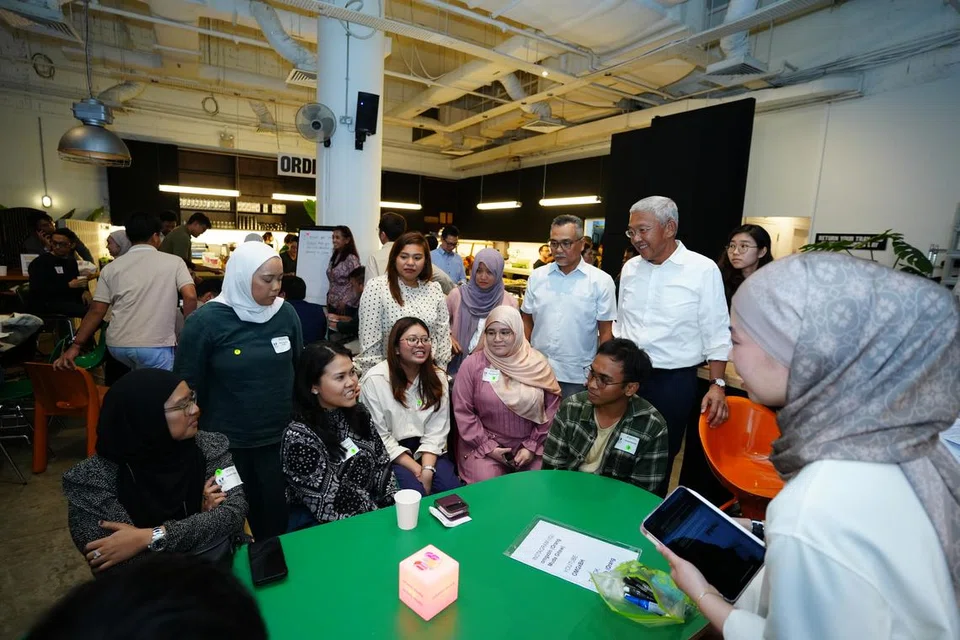 Mantan CEO Bank of Singapore, Encik Bahren Shaari (berdiri dua dari kanan) bersama peserta semasa perbincangan berkumpulan, yang turut disertai Editor BH, Encik Nazry Mokhtar (berdiri tiga dari kanan); Editor Audiens dan Perkembangan Berita Harian, Cik Norhaiza Hashim (berdiri empat dari kanan); dan Timbalan Editor Audiens dan Perkembangan Berita Harian, Cik Rabiatul Adawiya Binhan (berdiri dua dari kiri).
