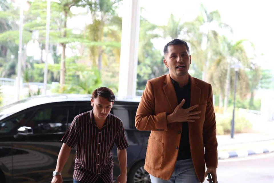 Usahawan kontroversi Malaysia, Datuk Seri Aliff Syukri Kamarzaman, dilepas dan dibebaskan oleh Mahkamah Sesyen Sepang, Selangor, pada 27 Ogos, atas tuduhan muat naik kandungan video muzik berkelakuan sumbang bertajuk ‘Kelepok Raya’, pada 2022.
