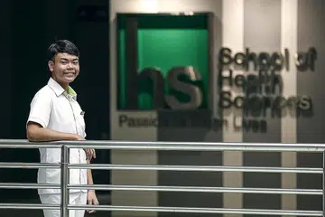 CEMERLANG: Encik Fiqri Nur Haziq di sekolah sains kesihatan di Politeknik Ngee Ann di mana beliau sedang menjalani tahun kedua Diploma Kejururawatannya. - Foto BH oleh ZHANG XUAN