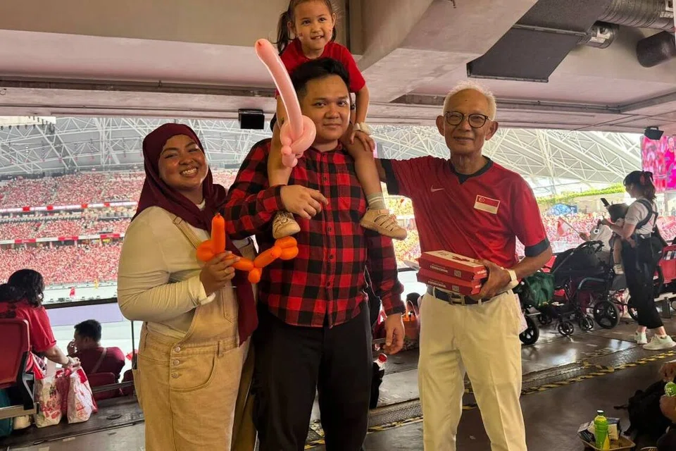 Si cilik berusia empat tahun, Evliya Wardina Muhammad Naufal yang didukung atas bahu ayahnya, Encik Muhammad Naufal Abdul Rahman, ghairah dapat berada di Stadium Negara bersama ibu, Cik Nurul Farhana Bivi (kiri) dan datuk, Encik Abdul Rahman Alwi (kanan) pada 9 Ogos.