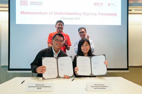 Penolong Setiausaha Agung dan Pengarah Strategi NTUC, Encik Patrick Tay (duduk, kiri) dan Ketua Pegawai Operasi Yayasan Tsao, Cik Bita Seow (duduk, kanan) bergambar bersama dua saksi iaitu Setiausaha Agung NTUC, Encik Ng Chee Meng (diri, kiri) dan Timbalan Ketua Pegawai Eksekutif Yayasan Tsao Dr Paul Ong (diri, kanan), yang menandatangani Memorandum Persefahaman (MOU) lima tahun dalam simposium untuk pekerja matang yang diadakan di Pusat NTUC pada 5 Februari.