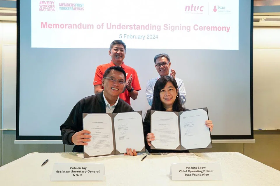 Penolong Setiausaha Agung dan Pengarah Strategi NTUC, Encik Patrick Tay (duduk, kiri) dan Ketua Pegawai Operasi Yayasan Tsao, Cik Bita Seow (duduk, kanan) bergambar bersama dua saksi iaitu Setiausaha Agung NTUC, Encik Ng Chee Meng (diri, kiri) dan Timbalan Ketua Pegawai Eksekutif Yayasan Tsao Dr Paul Ong (diri, kanan), yang menandatangani Memorandum Persefahaman (MOU) lima tahun dalam simposium untuk pekerja matang yang diadakan di Pusat NTUC pada 5 Februari.