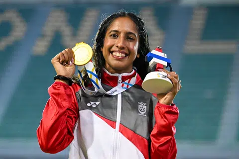 Ratu pecut negara, Shanti Pereira, bersama pingat emasnya bagi  acara 200 meter wanita Sukan SEA 2025.