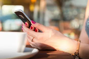 Elakkan daripada menggunakan telefon bimbit secara berlebihan dan sebaliknya, luangkan masa melakukan kegiatan lain yang lebih berfaedah.