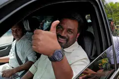Presiden Sri Lanka yang juga ketua Gabungan Kuasa Rakyat Nasional (NPP), Encik Anura Kumara Dissanayake, memberi isyarat selepas membuang undi pada hari pilihan raya Parlimen di Colombo, Sri Lanka, pada 14 November.    