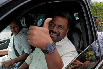 Presiden Sri Lanka yang juga ketua Gabungan Kuasa Rakyat Nasional (NPP), Encik Anura Kumara Dissanayake, memberi isyarat selepas membuang undi pada hari pilihan raya Parlimen di Colombo, Sri Lanka, pada 14 November.    