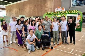 Menteri Negara (Perdagangan dan Perusahaan merangkap Pembangunan Negara), Encik Alvin Tan, (tengah, berbaju hijau) bergambar dengan peserta acara ‘Cats’ Day Out’ di Wisma Geylang Serai pada 18 Julai. Antara yang hadir membawa kucing peliharaan ialah Anggota Parlimen (AP) GRC Pasir Ris-Changi, Encik Sharael Taha (empat dari kanan).