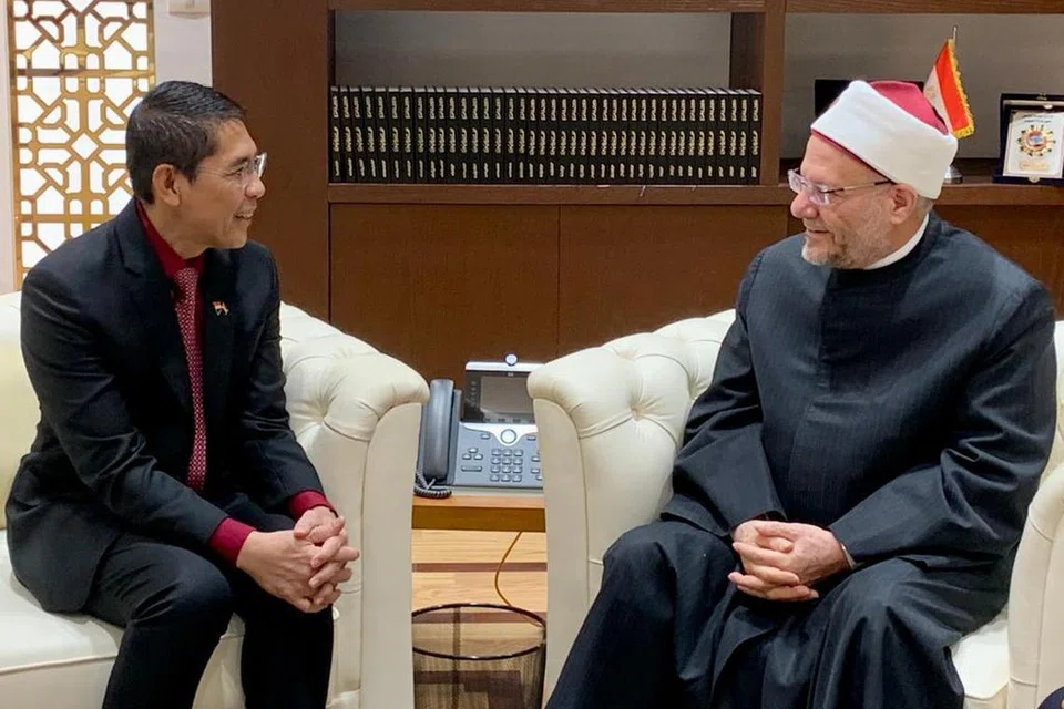 SEDIA BANTU: Menteri di Pejabat Perdana Menteri, Dr Mohamad Maliki Osman (kiri) yang turut mengadakan pertemuan dengan Mufti Besar Mesir, Dr Shawki Ibrahim Allam, berkata Singapura sedia menghantar bantuan dan pasukan perubatan untuk menyokong usaha Mesir menyediakan bantuan kemanusiaan kepada warga Palestin.