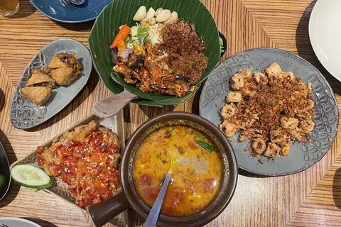 PELBAGAI JUADAH TRADISIONAL: Antara hidangan yang enak (ikut putaran jam): Nasi bakul ayam asap, cumi bumbu bawang, soto betawi, ayam geprek dan tahu isi udang lembang di Restoran Remboelan Soulfood.
