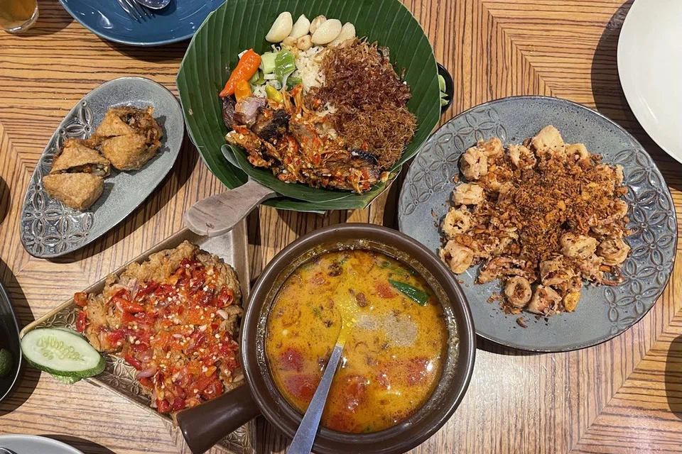 PELBAGAI JUADAH TRADISIONAL: Antara hidangan yang enak (ikut putaran jam): Nasi bakul ayam asap, cumi bumbu bawang, soto betawi, ayam geprek dan tahu isi udang lembang di Restoran Remboelan Soulfood.