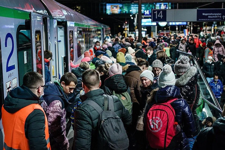 PELARIAN TIBA DI JERMAN: Penumpang bersesak-sesak di atas platform selepas kereta api dari Przemysl tiba di stesen Hauptbahnhof di Berlin, Jerman. Kereta api itu membawa ribuan pelarian Ukraine yang melarikan diri selepas Russia menyerang Ukraine. - Foto EPA-EFE