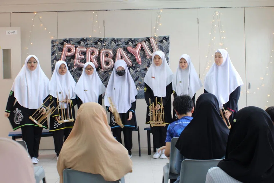 Pelajar menengah Madrasah Al-Ma’arif bakal memukau penonton dengan persembahan angklung yang menonjolkan bakat serta kemahiran muzik mereka.
