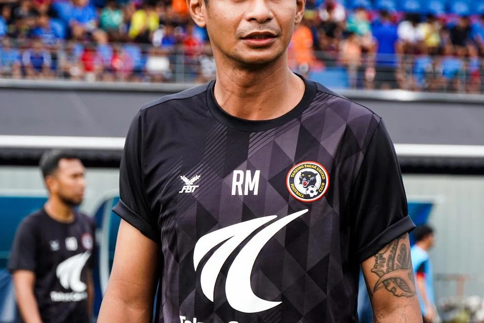 BEKAS PEMAIN SAYAP: Ridhuan Muhammad kini adalah jurulatih pasukan bawah 15 tahun di Tanjong Pagar.