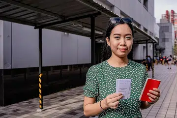 LEGA DAPAT PASPORT: Cik Musfirah Mohamed berasa lega setelah mendapat pasport barunya.