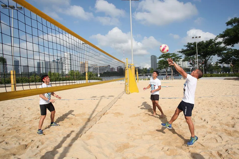 YUK IKUT CUBA SUKAN INI!: Satu lagi sukan di bawah inisiatif 'Learn to Play' ialah bola tampar pantai yang semakin popular di kalangan remaja. - Foto HAB SUKAN SINGAPURA 