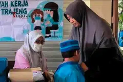 Petugas kesihatan memberikan vaksin kepada kanak-kanak dalam program Imunisasi Respons Wabak (ORI) di Kota Pasuruan, Jawa Timur, Indonesia.