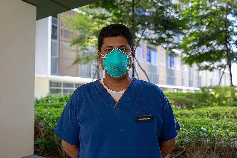 TANGGUNGJAWAB BESAR: Dr Ubaidullah yang memikul tanggungjawab berat dalam usaha memerangi Covid-19 berharap setiap orang akan memainkan peranan untuk sama-sama mengatasi koronavirus itu. - Foto HOSPITAL BESAR SENGKANG