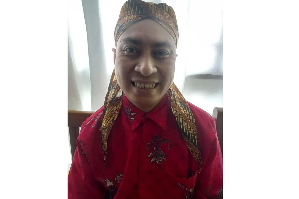 GIGIH BELAJAR: Encik Zaini Hamid, walaupun mengalami masalah celebral palsy, tekun belajar Al-Quran bersama Pergeraq. - Foto PERGERAQ