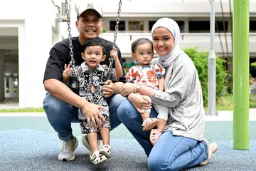 Walaupun sibuk bekerja dan mengendali pelbagai projek, personaliti radio dan televisyen, Fadli Kamsani, tetap berusaha mencari masa untuk diluangkan bersama isteri, Ainin Sofiya Ahmad Rizal, 26 tahun, dan dua anaknya Qaeim Amir, dua tahun, dan Qalesya Amaya, satu tahun.