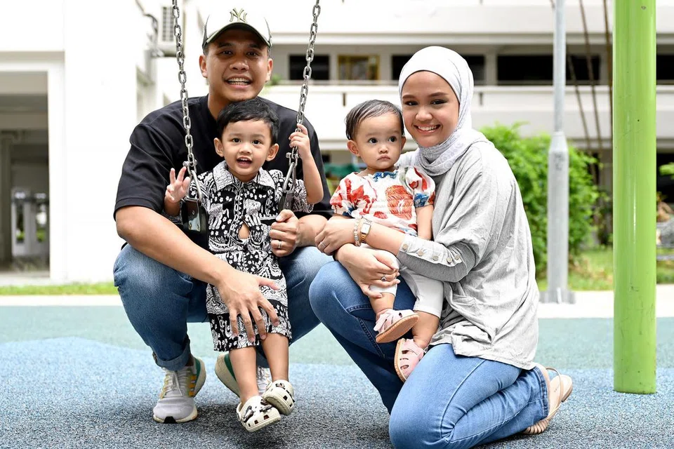 Walaupun sibuk bekerja dan mengendali pelbagai projek, personaliti radio dan televisyen, Fadli Kamsani, tetap berusaha mencari masa untuk diluangkan bersama isteri, Ainin Sofiya Ahmad Rizal, 26 tahun, dan dua anaknya Qaeim Amir, dua tahun, dan Qalesya Amaya, satu tahun.