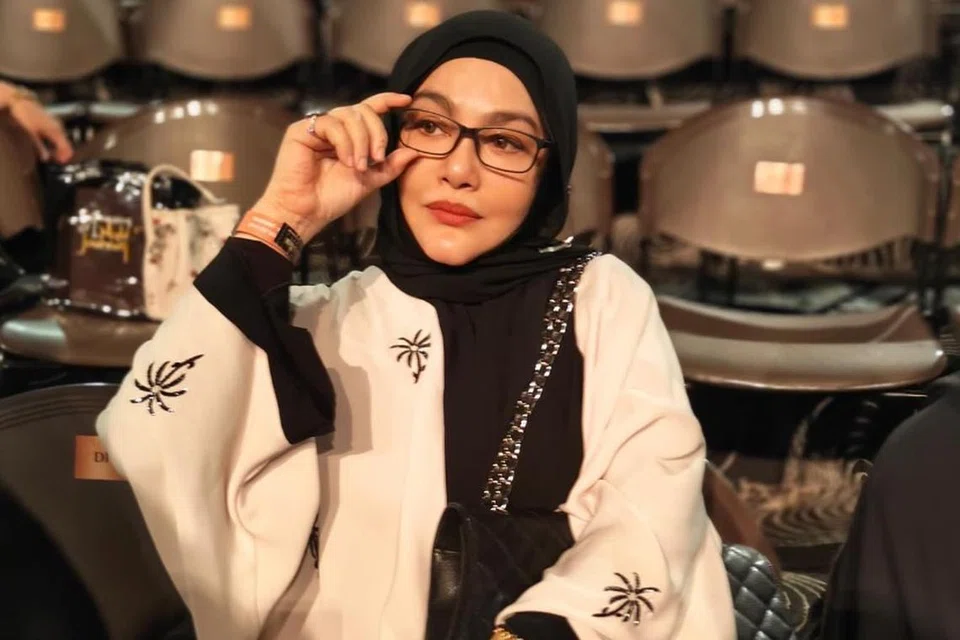 Umie Aida  memulakan kerjaya lakonan ketika berusia 18 tahun selepas menjadi finalis pertandingan pencarian bakat, ‘Dewi Remaja’.